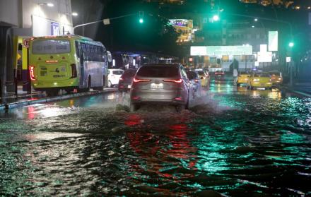 Acumulación de agua en avenida Malecón