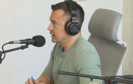 Daniel Noboa acudió a una radio, en Guayaquil, en donde no había periodistas que sigan la política nacional.