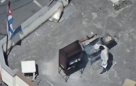 Funcionarios de la embajada cubana queman documentos tras la expulsión del embajador en Quito.