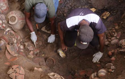 personas trabajando en la zona arqueológica de El Caño,