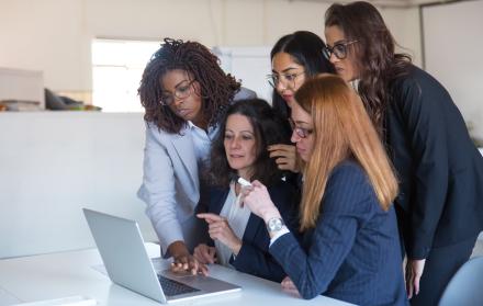 MUJERES EN LA OFICINA