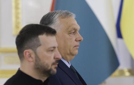 presidente ucraniano Volodímir Zelenski (i) y el primer ministro húngaro Viktor Orbán