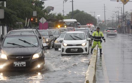 tránsito durante lluvia en Guayaquil