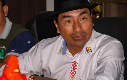 Leonidas Iza denunció que el Gobierno retuvo los buses en los que viajaban dirigentes y comuneros indígenas a la ceremonia de posesión en Quito.