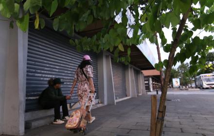 mujer en el espacio público de Guayaquil