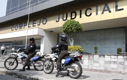 Agentes de la policía vigilaban los exteriores del Complejo Judicial Norte de Quito, en donde se desarrolla la audiencia de juicio del caso Triple A.