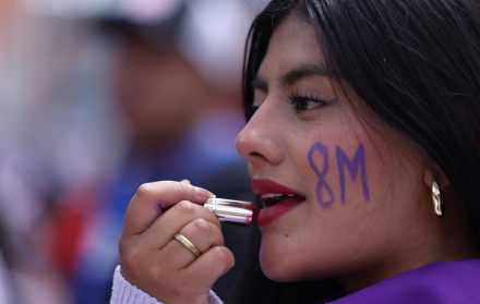Asistente a la marcha del Día de la Mujer en Quito.