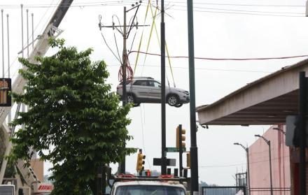 Retiro de vehículos del edificio Multicomercio