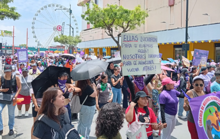 Marcha por el 8M en Guayaquil termina con evento artístico.