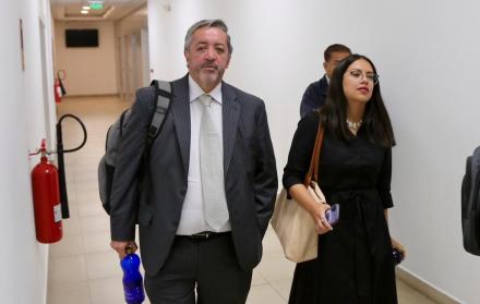 El alcalde de Guayaquil, Aquiles Álvarez, asistió a la audiencia de juicio de forma telemática; mientras que su abogado, Ramiro García acudió al Complejo Judicial en Quito.