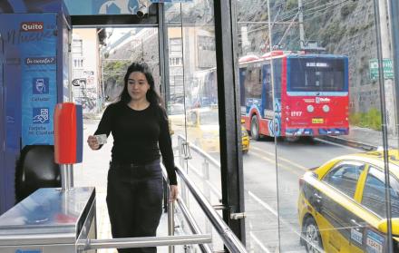 Pago. Los pasajes en Trole, Ecovía y Metro se cancelarán con tarjeta.