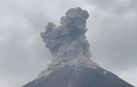 Columna de gases y cenizas tiene dirección al oeste.