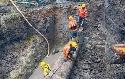 trabajos por daño en tubería de Durán