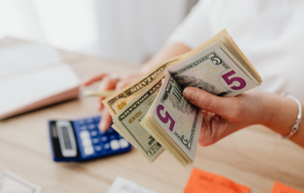 El décimo cuarto sueldo o bono escolar equivale al salario básico unificado en Ecuador.