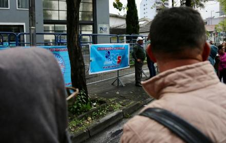 Militantes de la Revolución Ciudadana (RC) protestaron en los exteriores del TCE por la suspensión que le impuso el juez electoral, Joaquín Viteri.