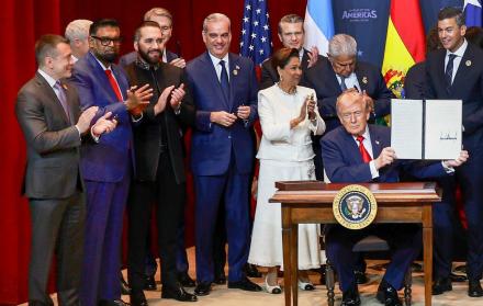El presidente Daniel Noboa y otros mandatarios de la región junto a Donald Trump, luego de la firma del Compromiso con la lucha contra actividades delictivas de los carteles, en Miami.