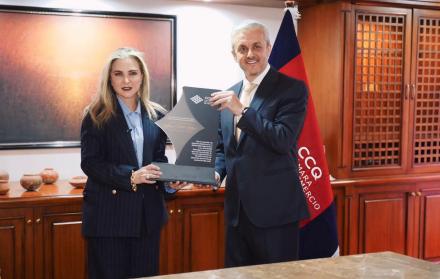 Heller entrega reconocimiento a ElJuri.