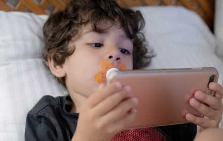 El uso excesivo de celulares y tablets puede afectar el sueño y la concentración de los niños.
