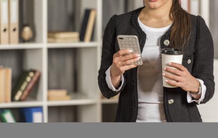 Ejecutiva con celular en mano