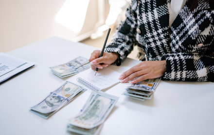 El monto del décimo cuarto sueldo depende del tiempo trabajado durante el año.