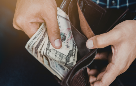 El décimo cuarto sueldo es un beneficio obligatorio para trabajadores bajo relación de dependencia en Ecuador.