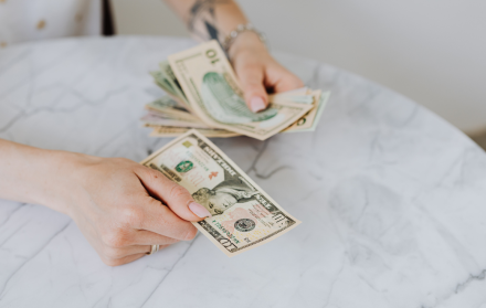 El décimo cuarto sueldo en Ecuador puede pagarse de forma acumulada o mensualizada.