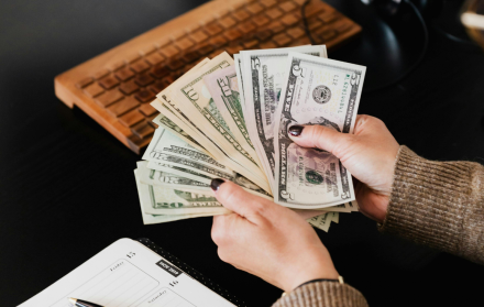 El décimo cuarto sueldo en Ecuador se paga a trabajadores bajo relación de dependencia.