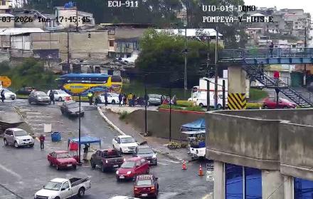 deslizamiento de tierra genera congestión vehicular en Quito