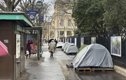 tiendas de campaña en una céntrica calle de París