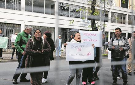 Reacción. Militantes de la Revolución Ciudadana han realizado plantones en los exteriores del TCE, en Quito.