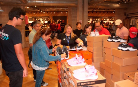 Hay almacenes que en los centros comerciales abren a las 10:00 y cierran a las 20:00, lo que implica que trabajan 10 horas y eso hay que regular, dice el ministerio de Trabajo