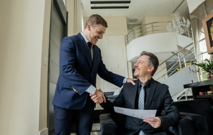 La Real Academia Española explica que “buen día” y “buenos días” son formas correctas de saludo.