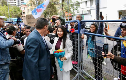 Luisa González llegó al Tribunal Contencioso Electoral (TCE) y fue recibida por algunos militantes.
