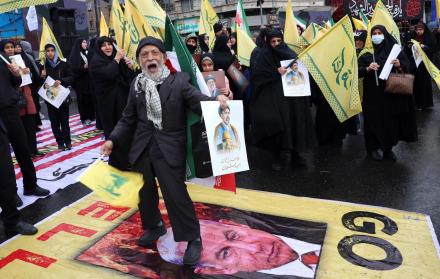 hombre iraní pisotea la imagen del primer ministro de Israel, Benjamin Netanyahu