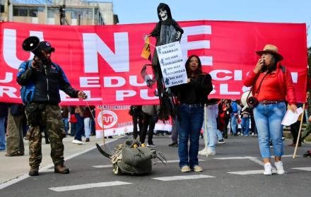 La marcha de los sindicatos y organizaciones sociales salió de la Caja del IESS en Quito.