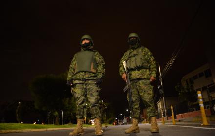 Militares y policías realizarán controles durante el toque de queda en varias provincias del país.