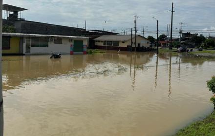 Las inundaciones registradas en Babahoyo han dejado alrededor de 100 personas afectadas y al menos 100 viviendas con daños.
