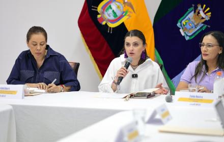 La vicepresidenta María José Pinto (centro) está a cargo de la salud en Ecuador.