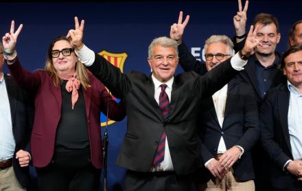 Joan Laporta celebrando su reelección