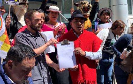 Pedro Bermeo (izquierda) y Leonidas Iza (derecha) acudieron a la Corte Constitucional este 16 de marzo de 2026.