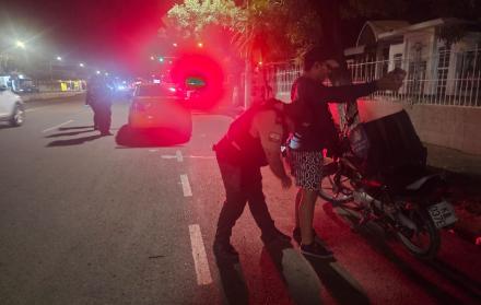 El operativo se llevó a cabo en el cantón Milagro, donde los uniformados decomisaron un arma de fuego, quince municiones, un cargador, 169 dosis de droga