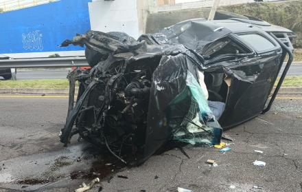 Uno de los vehículos quedó volcado sobre la Ruta Viva, luego del accidente entre dos automotores.