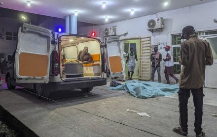 hombre herido mira desde una ambulancia en un hospital de Maiduguri
