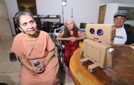 robot con Inteligencia Artificial en asilo de Guayaquil