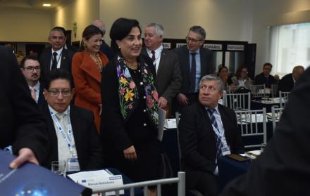 La canciller Gabriela Sommerfeld negó bombardeos fuera de Ecuador en medio de la tensión con Colombia.