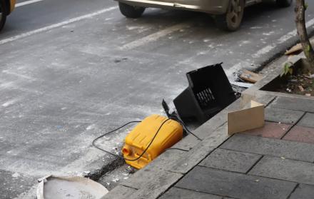 objetos lanzados a la calle en el centro de Guayaquil