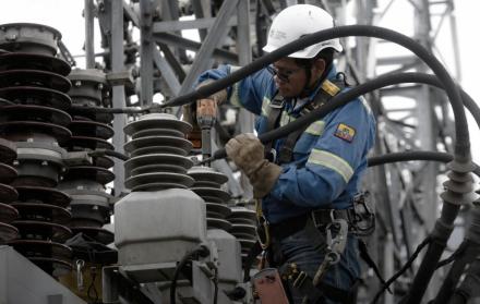 Personal técnico refuerza infraestructura eléctrica ante lluvias intensas en zonas críticas del país.