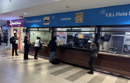 Cooperativas de buses reducen frecuencias nocturnas en Guayaquil por restricciones de movilidad en Ecuador.