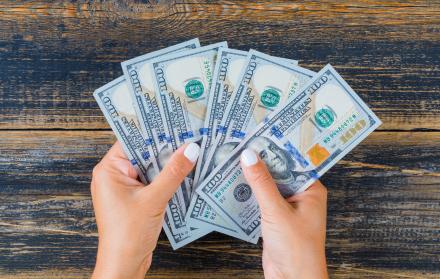 mujer-contando-dinero