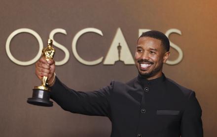 El actor Michael B. Jordan sosteniendo su Óscar.